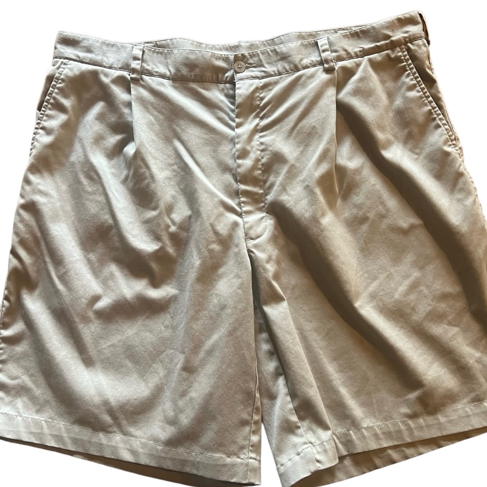 Nike Golf Mens Size 40 Beige Pleated Shorts.
